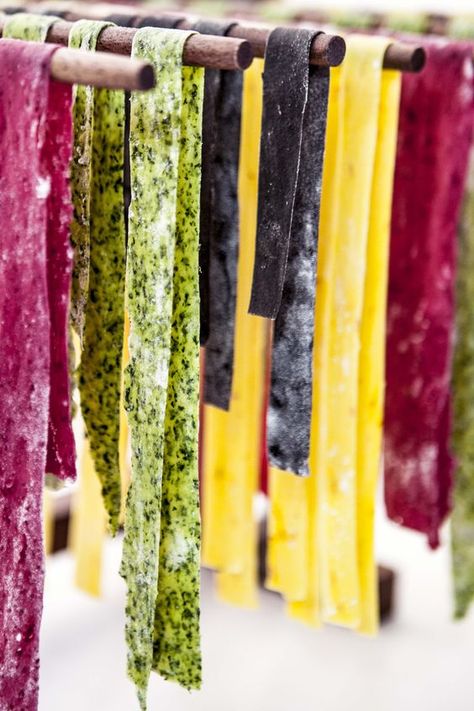 Rainbow Pasta - Spinach, Beetroot, Saffron and Squid Ink. Looks so good! Food Recipes Videos, Fresh Pasta Recipes, Rainbow Pasta, Pasta Dough Recipes, Pasta Art, Homemade Pasta Recipe, Pasta Carbonara, Homemade Noodles, Making Pasta