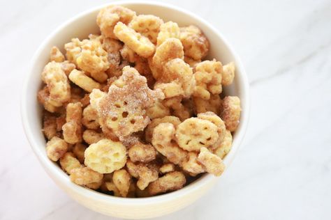 If you love Churros you'll love this super easy to make Churro Honeycomb Snack Mix. If you can't have Churros, this is the next best thing! Honeycomb Snack, Honeycomb Cereal, Snack Mix Recipe, Making Dough, Churro Bites, Trail Mix Recipes, How To Make Dough, Snack Mix Recipes, Cinnamon Brown