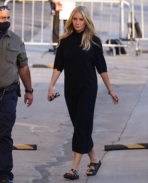 Gwyneth Paltrow Style, Hamptons Fashion, Chic Style Inspiration, Famous Actresses, Glam Outfit, Fashion Victim, Gwyneth Paltrow, Casual Chic Style, Mom Style