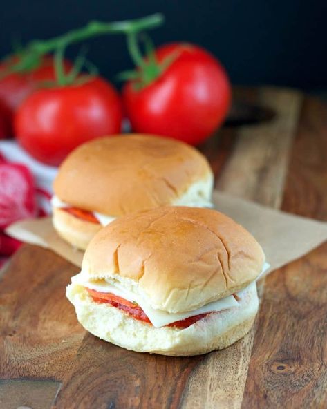 Best Beach Sandwiches, Sandwiches For Road Trip, Make Ahead Picnic Sandwiches, Small Cold Sandwiches For Party, Sandwiches For Picnics, Summer Picnic Snacks, Best Picnic Sandwiches, Easy Picnic Sandwiches, Travel Sandwiches Road Trips