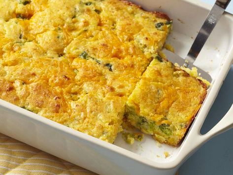 Broccoli Cornbread with Cheese Cornbread With Cheese, Paprika Seasoning, Broccoli Cornbread, Best Shepherds Pie Recipe, Weeknight Casseroles, Broccoli Nutrition, Pot Pies, Frozen Broccoli, Family Eating