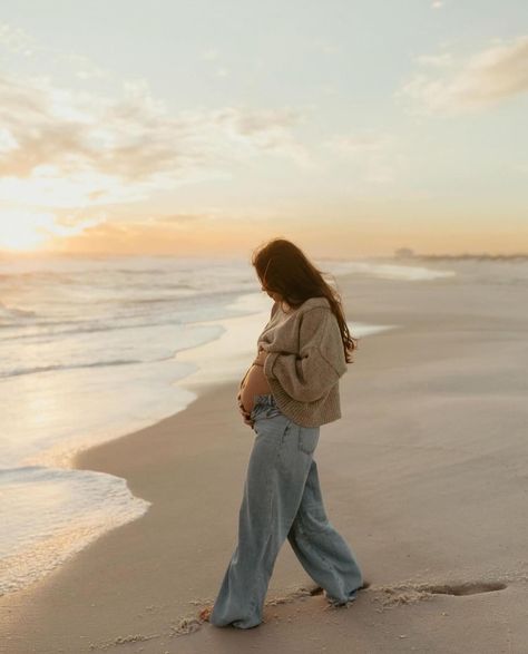 By the seaside... a stunning back drop for maternity sessions. Thanks for sharing with us, @hannahelisephoto – these are gorgeous! ❤️ ⠀⠀⠀⠀⠀⠀⠀⠀⠀ #pose #poses #maternityphotography #maternity #photography #maternityphotographer #maternityphotoshoot #maternitysession #motherhood Maternity Shoot Beach, Maternity Photography Winter, Pregnancy Announcement Photoshoot, Belly Pics, Gender Reveal Photos, Bump Pictures, Beautiful Pregnancy, Pretty Pregnant, A Family Of Four