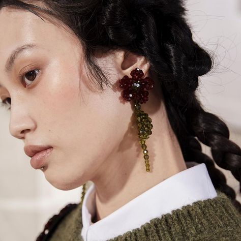 SIMONE ROCHA в Instagram: «AW21 Single Crystal Flower Earring now available in store and on our E-shop #simonerocha» Futuristic Fashion, Fall Jewelry, Future Fashion, Resin Beads, Wire Earrings, Floral Earrings, Trendy Accessories, Bride Hairstyles, Fall Trends