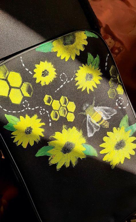 So.. I painted this pattern on my Violin's case🎻🎻🎻 hope you like it! I don't know why but I really love the combination of bees and sunflowers 4some reason.. Painted Violin Case, Violin Case, Easy Diy Art, Acrylic Paintings, I Don't Know, Glow Up?, Violin, Diy Art, Easy Diy