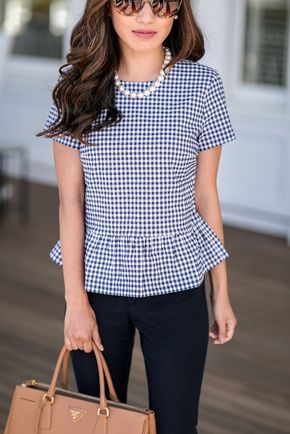 peplum top + navy pants + camel work tote = classic business casual office outfit Creative Work Outfit, Fashionable Work Outfits, Teen Diy, Stylish Business Casual, Áo Blu, Summer Business Casual Outfits, Preppy Mode, Elegant Summer Outfits, Mom Clothes