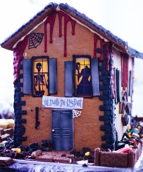 gingerbread house www.gingerbreadjournal.com Ginger Bread Halloween House, Haunted Mansion Gingerbread House, Horror Gingerbread House, Creepy Gingerbread House, Haunted House Gingerbread Houses, Spooky Gingerbread House, Halloween Gingerbread House Ideas, Gingerbread Halloween, Golden Beetle