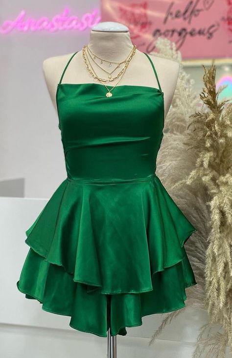 Modest Party Dress Short, Middle School Christmas Dance Dresses, Hoco Dress Inspo Unique, Forest Green Dress Formal Short, Short Junior Prom Dresses, Teen Birthday Dresses, Green Surprise Dance Outfits, Prom Dresses Green Short, Middle School Prom Dresses Short