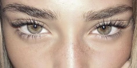 Thick Eyebrows Aesthetic, Dream Teeth, Thick Eyebrows Natural, Freetime Activities, Full Eyebrows, Corps Idéal, Almond Eyes, Fox Eyes, Thick Eyebrows