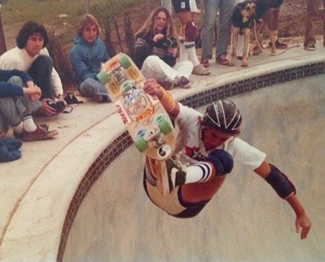 Surf and Skate Old School Skateboards, Skate Photos, Vintage Skateboards, Skate Girl, Vintage Skate, Photographie Portrait Inspiration, Skateboard Girl, Skate Style, Skater Girl