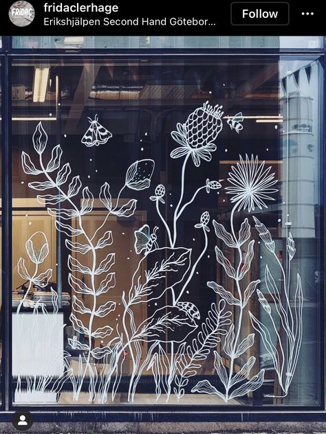 Whimsical Chalkboard Art, Window Pen Art, Spring Window Drawing, Flower Window Art, Drawing On Windows Ideas, Cafe Window Art, Posca Window Art, Summer Window Painting Ideas, Chalk Pen Window Art