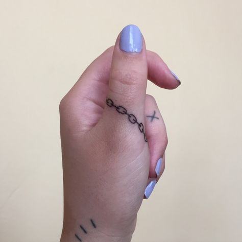 Hand Chain Tattoo, Stick Poke Tattoo, Chain Tattoo, Finger Tattoo For Women, Stick N Poke Tattoo, Incredible Tattoos, Tattoo Designs For Girls, Poke Tattoo, Stick And Poke