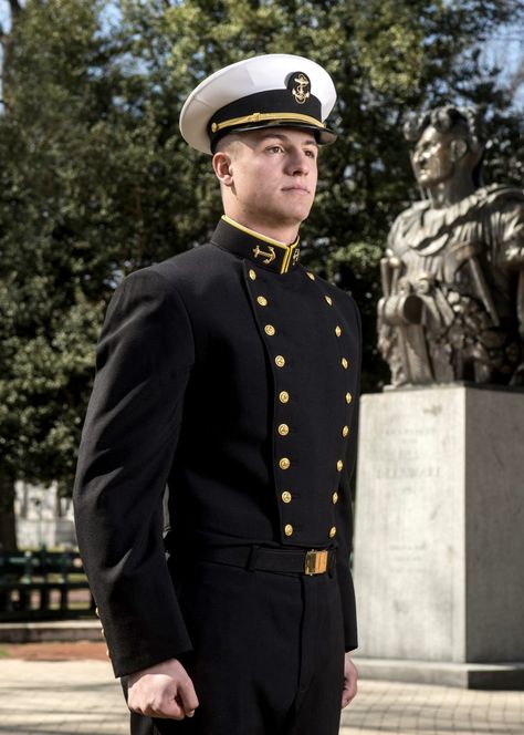 Legacy Studios | Naval Academy portraits Us Navy Uniforms Men, Navy Uniform Photoshoot, Captain Clothes, Marines Uniform, Navy Soldier, Royal Navy Officer, Military Inspired Fashion, Military Decorations, Navy Uniform