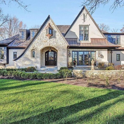 Stone + Copper + Stucco = The perfect transitional combo 👌 #Repost @home_builder ・・・ - - - - #stone #copper #roof #siding #stucco #mixedsiding #exterior #frontelevation #glenview #windows #landscaping #fall #leaves #fountain #transitional #frontyard #aperryhomes #builder #homebuilder #construction #design #architecture #architect #newhome #remodel #designbuild #landscaper #gaslantern #bevolo Swoop Roof House, Country Cottage Plans, Upstairs Addition, Stucco And Stone Exterior, Cottage Remodel, Tudor Home, Beach House Plan, Copper House, Exterior Finishes