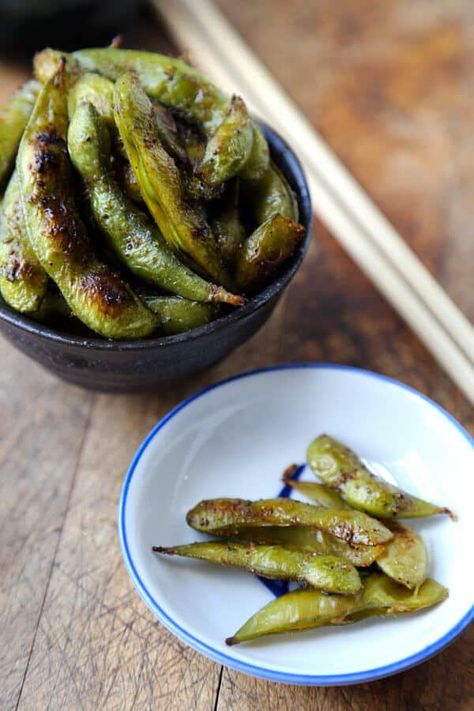 Edamame with Soy and Sesame Sauce - Pickled Plum Food And Drinks Japanese Edamame, Oi Kimchi, Cucumber Kimchi, Edamame Recipes, Ginger Salad Dressings, Asian Side Dishes, Chinese Green, Mapo Tofu, Sesame Sauce