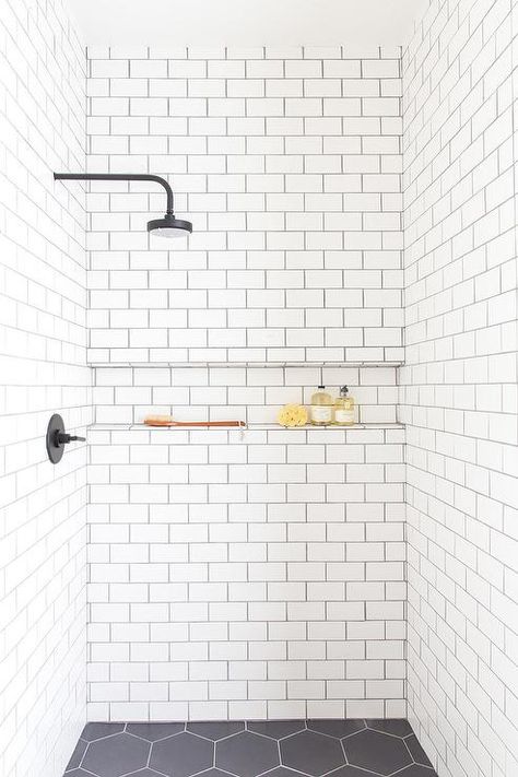 subway tiles coulis foncé tablette White Tiled Bathroom, Tile Shower Niche, White Subway Tile Bathroom, Black And White Tile, White Tile Shower, Tiled Bathroom, Subway Tile Showers, Black Grout, Bilik Air