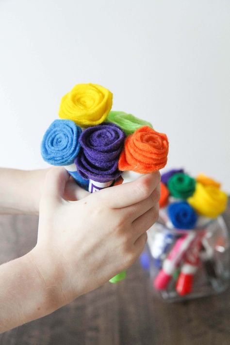 Raise A Hand for Teachers -Felted Flower Dry Eraser Marker Bouquets - easy to make and fun to give! From MomAdvice.com Fluffy Slime Ingredients, Teacher Appreciation Diy, Fluffy Slime Recipe, Making Fluffy Slime, Slime Ingredients, Diy Fluffy Slime, Teacher Holiday Gifts, T Craft, Homemade Slime