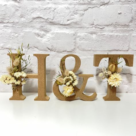 Dried Flowers Letter, Diy Boho Wedding Decorations, Wedding Letters Decor, Floral Letters Diy, Flower Letters Diy, Wedding England, Inexpensive Wedding Centerpieces, Wooden Letters Decorated, Letters Diy