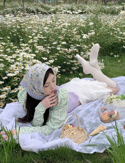 Piknik Outfit, 18th Bday Photoshoot Ideas, Cottagecore Girl Aesthetic, Mystique Art, Cottagecore Girl, Pink Picnic, Slim Face, Knitting Room, Picnic Photoshoot