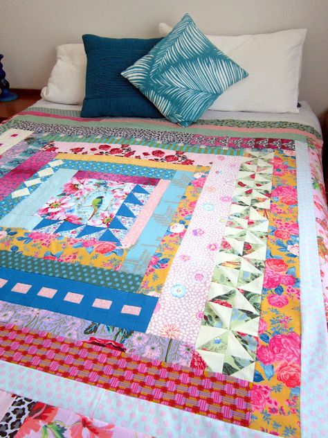 Daylesford Quilt, Mellow Colors, Bright Quilts, Medallion Quilt, Cabin Quilt, Scrap Quilt Patterns, Lap Quilts, Quilt Border, Log Cabin Quilt