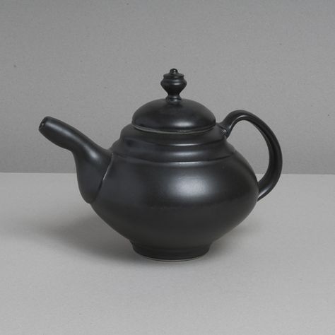 Black teapot, handmade pottery, by Ryan J. Greenheck - Functional pottery Black Teapot, Thrown Teapot, Iron Teapot, Tea Pots Art, Sculptural Teapot, Stoneware Teapot, Pottery Teapots, Functional Pottery, Chocolate Pots