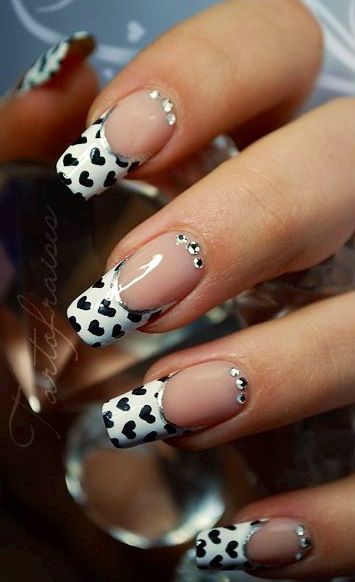 Black n white hearts nail art design Black And White Valentine Nails, White Valentine Nails, Black And White French Manicure, Manicure With Hearts, White French Manicure, Hearts Nail Art, Nail Valentine, Valentines Cute, Black And White French