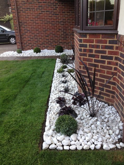 Curb Appeal Uk, Small Garden Design Ideas Low Maintenance, Elegant Landscaping, Small Garden Borders, Small Front Garden Ideas, Small Front Garden, Garden Ideas Uk, White Rocks, Small Front Gardens