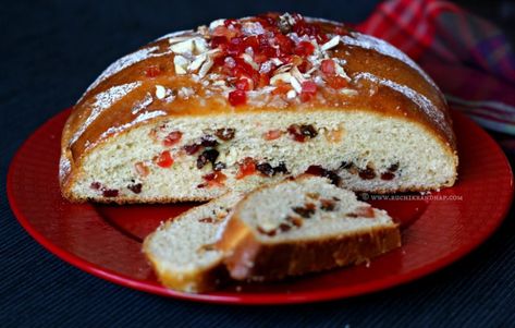 Julekake Recipe, Christmas Fruit Bread, Norwegian Bread, Newfoundland Christmas, Pie Filling Desserts, Holiday Breads, Christmas Bread Recipes, Festive Dinner Table, Festive Bread