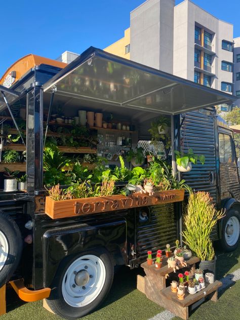 Plant Trailer Ideas, Farmers Market Truck Farm Stand, Farmers Market Plant Stand, Mobile Plant Shop Trailer, Mobile Plant Truck, Small Plant Nursery Ideas, Plant Trailer, Farmers Market Plant Display, Small Plant Shop