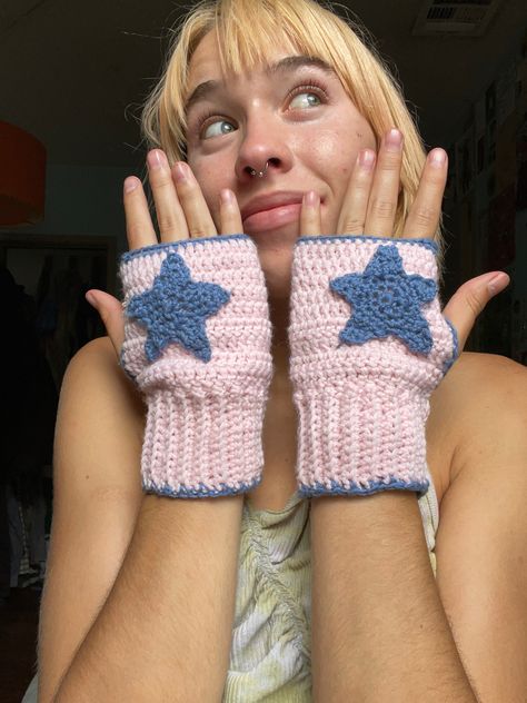 Star Gloves Crochet, Crochet Star Gloves, Star Gloves, Gloves Crochet Fingerless, Crochet Handwarmers, Fingerless Gloves Crochet, Diy Tricot, Gloves Crochet, Textile Art Embroidery