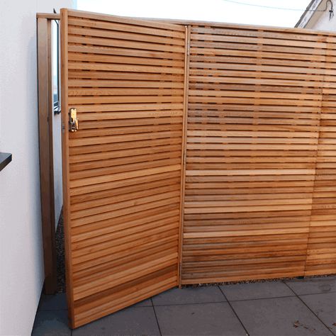 Garden Fence Gate Ideas, Large Gate Ideas, Sliding Garden Gate, Deck Gates Ideas, Yard Gates Ideas, Diy Cedar Fence, Wood Gate Ideas, Slat Gate, Venetian Fence