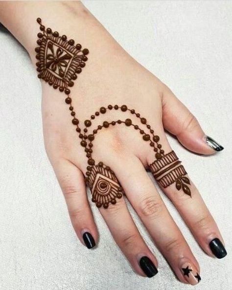 Mandala Mehandi, Bridesmaid Henna, Mehndi Designs Finger, Finger Mehndi Design, Henne Tattoo, Finger Mehndi, Finger Henna Designs, Finger Henna, Simple Henna Tattoo