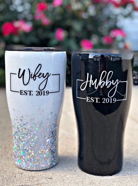 Epoxy Tumbler Ideas, Grooms Gift, Bride Tumbler, Wedding Tumblers, Epoxy Tumbler, Diy Kosmetik, Glitter Tumbler Cups, Glitter Tumblers, Custom Tumbler Cups