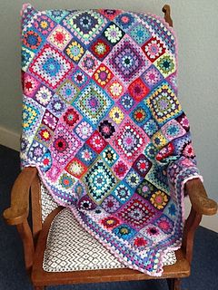 I based this on the Summer Garden Granny Square pattern, but added some larger squares and an edging of shells. It took over a year to complete! I was very excited when my blanket appeared in issu... Knit Patchwork Blanket, Knitted Blanket Squares, Knit Patchwork, Granny Blanket, Granny Square Haken, Crocheted Blanket, Bantal Sofa, Crochet Afgans, Patchwork Blanket