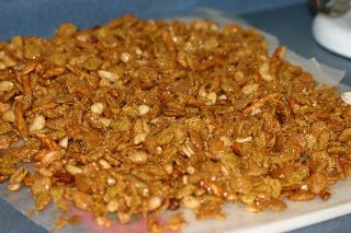 Caramel Crispix Recipe Oven, Caramel Crispix Recipe, Snacks Salty, Caramel Chex Mix, Caramel Chex, Check Mix, Snack Mixes, Christmas Snack, Chex Mix Recipes