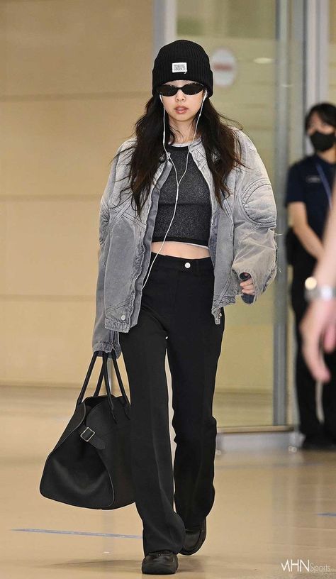 Jennie Street Fashion, Jennie Fashion Casual, Blackpink Winter Outfits, Blackpink Fashion Casual, Jennie Winter Outfit, Jennie Kim Fashion Style, Jennie Beanie, Jennie Kim Fashion, Jennie Fits