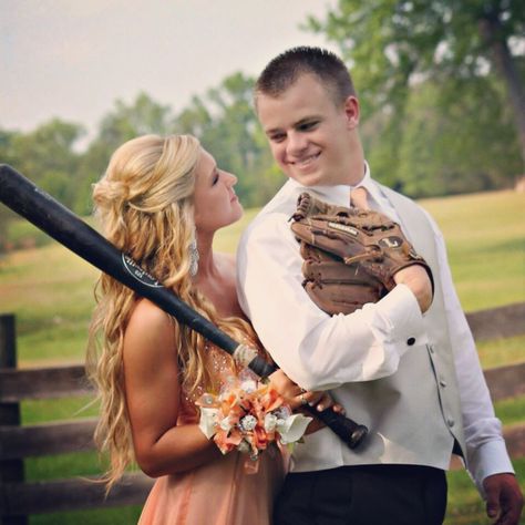 Prom Pictures Baseball Photo Ideas, Prom Pics On Baseball Field, Baseball Prom Pictures, Meredith Gray, Homecoming Pics, Prom Pictures Group, Hoco Pictures, Prom 2k17, Homecoming Poses