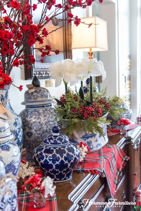 Christmas Chinoiserie Decor, Tartan And Chinoiserie Christmas, Chinoiserie Christmas Decor, Christmas Ideas For The Home, Christmas Entryway Decor, Tartan Christmas Decorations, Christmas Chinoiserie, Blue White Christmas, Christmas Interior Decor