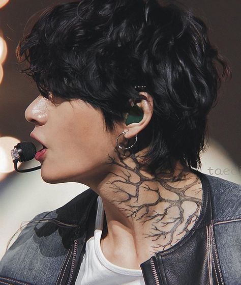 im so glad v decided to branch out and try something new with his iconic neck tattoo during ON promotions and performances!it looked so stunning and he pulled it off perfectly.i love how v is always willing to try new things because 𝘩𝑒 𝑤𝑎𝑛𝑡𝑠 𝑡𝑜.he doesnt care about what others will think and doesnt allow himself to be pressured from the outside.he has such a clear vision of who he wants to be and what he wants to do,he always follows that vision,despite what others may thinks. Bts Jungkook And V, Bts Korea, Daegu, Neck Tattoo, V Taehyung, Bts Boys, Foto Bts, Bts V, Bts Taehyung