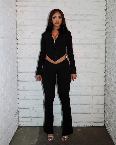 This fit is levels above anything else! ✨ “Jacqueline Zip Up Top & Pants SET” High Waist Cargo Pants, Denim Halter Top, Flare Pants Set, Low Rise Mini Skirt, Halter Top And Skirt, Denim Bustier, Zip Up Top, Night Out Tops, Casual Day Dresses