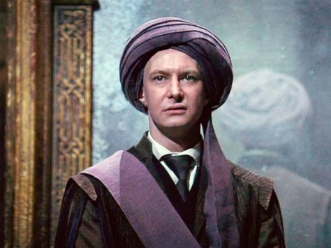 2001 -- Ian Hart as Professor Quirinus Quirrell in the 1st Harry Potter movie, "Harry Potter and the Sorcerer's Stone." Professor Quirrell, Harry Potter Movie Characters, Ian Hart, Harry Potter Professors, Hogwarts Professors, Cumpleaños Harry Potter, Philosophers Stone, The Sorcerer's Stone, Harry Potter Film