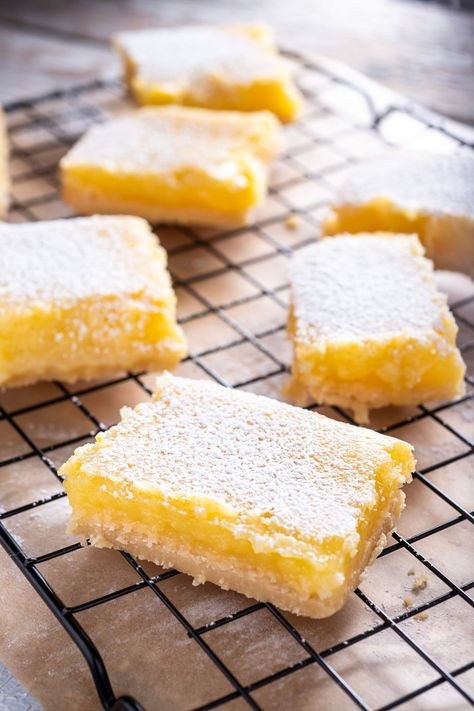 These are the best lemon bars with a serious lemon hint. Made with an easy shortbread crust, these bars are suitable for any occasion. Ina Garten Lemon Bars, Peanut Butter Oreo Dessert, Classic Lemon Bars, Gluten Free Lemon Bars, Best Lemon Bars, Bbq Desserts, Lemon Bars Easy, Lemon Bars Recipe, Lemon Squares