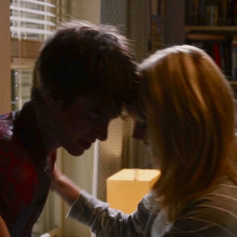 Gwen And Peter Amazing Spiderman, Tasm Peter And Gwen, Peter Gwen Aesthetic, Gwen And Peter Aesthetic, Peter And Gwen Aesthetic, Gwen Y Peter, Amazing Spiderman Gwen, Gwen Stacy Tasm, Peter Y Gwen