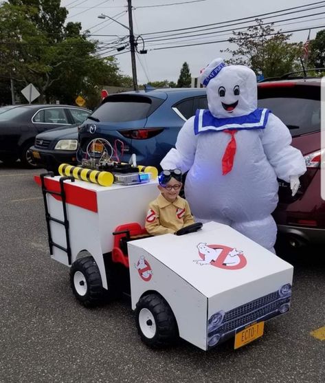 DIY Ghostbuster Halloween car made from my son's old power wheel, complete with big sister Ashley as the Marshmallow Man:) Ghostbuster Diy Car, Ghostbusters Car Diy, Ghostbusters Trunk Or Treat, Ghostbuster Halloween Costume, Ghostbuster Halloween, Ghostbusters Cosplay, Stroller Costume, Ghost Busters Birthday Party, Ghostbusters Car