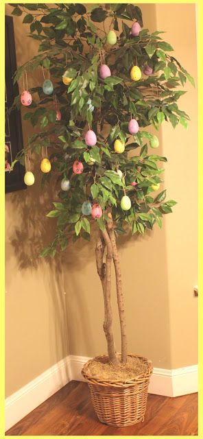 Fruit Trees Garden Design, Rustic Christmas Tree Skirts, Best Christmas Tree Decorations, Egg Garland, Springtime Crafts, Easter Egg Garland, Easter Eggs Kids, Easter Tree Ornaments, Easter Egg Tree