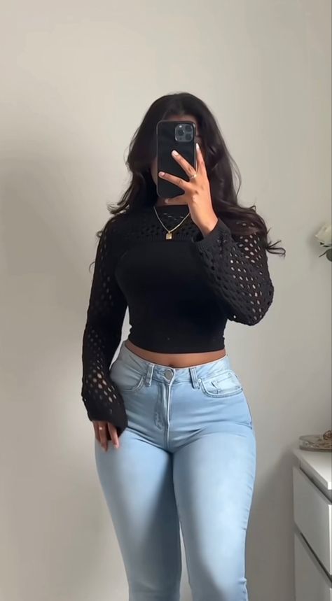 Black Top And Blue Jeans Outfit, Pair Body Shape, Pub Date Outfit, Quince Outfits Guest, Casual Dinner Outfit Summer, Causual Outfits, Swaggy Outfits, Waist Jeans