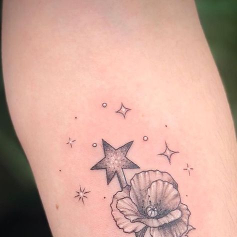 Fiona 🏳️‍🌈 on Instagram: "Fine line Wizard of Oz Galinda’s wand with a poppy ✨   #tattoo #tattoos #femaletattooartist #queertattooartist #dctattooartist #patattooers #artistsoninstagram #poppytattoo #wizardofoz #forearmtattoo #blackandgrey #blackandgreytattoo #blackandwhitetattoo #lineworktattoo #flowertattoo" Wizard Of Oz Tattoo Simple, Wizard Of Oz Tattoo, Oz Aesthetic, Oz Tattoo, Dc Tattoo, Poppy Tattoo, Poppies Tattoo, Wicked Tattoos, Witch Tattoo