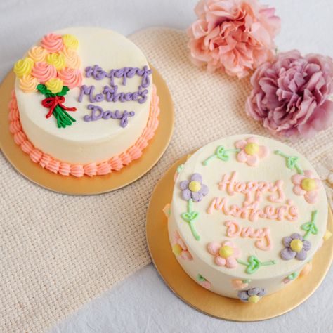 Mother's Day Mini Cakes - Which will you choose? A vibrant flower bouquet or a pastel flower and fruits cake? #minicakes #pastelcakes Bento Cake Mothers Day, Fruits Cake, Bento Cakes, Mini Cake Pans, Pastel Cakes, Mothers Day Cake, Bento Cake, Pastel Flowers, Mom Day