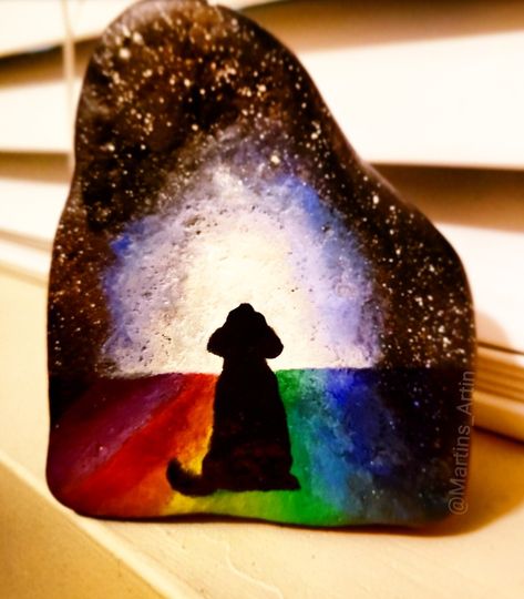 Spirit Rock Painting Ideas, Memorial Stones Diy, Pet Gravestone, Memorial Rocks, Rock Kunst, Rock Crafts Diy, Mary Ruth, Dog Memorial Stone, Bridge Painting