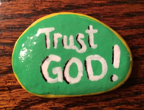 Inspirational Rocks, Group Crafts, Christian Board, Diy Rock Art, Paint Rocks, Bible School Crafts, Rock Painting Ideas, Bible Verse Gifts, Christian Rock