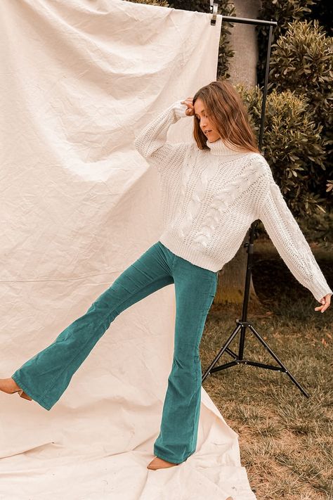 Flare Pants Outfit Spring, Green Flare Pants Outfit, Green Cord Pants, Cord Flares, Green Flare Pants, Flare Pants Outfit, Flare Outfit, Corduroy Pants Outfit, Green Pants Outfit